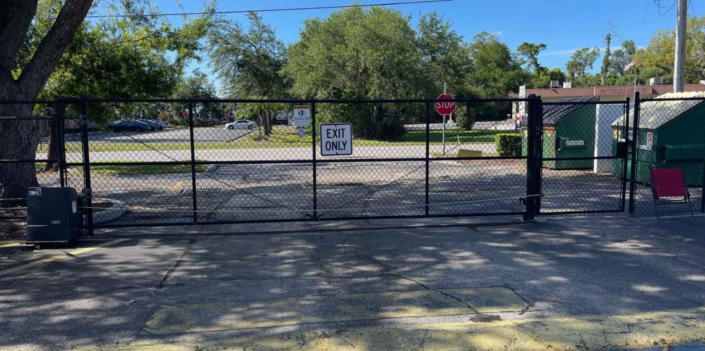 Chain link gate