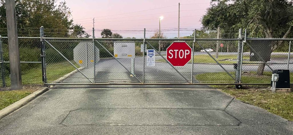 Chain link gate